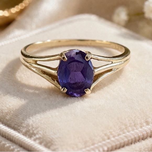 Oval Amethyst ring 14K Gold Vintage 1970’s Deep Purple Vintage Gemstone Womens